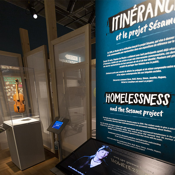 Image des panneaux placés à l'entrée de l'exposition Itinérance