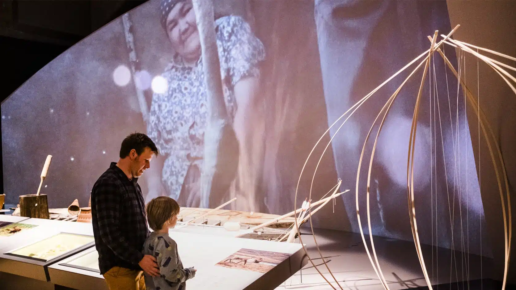 C'est notre histoire, un père et son fils observe une installation autochtone