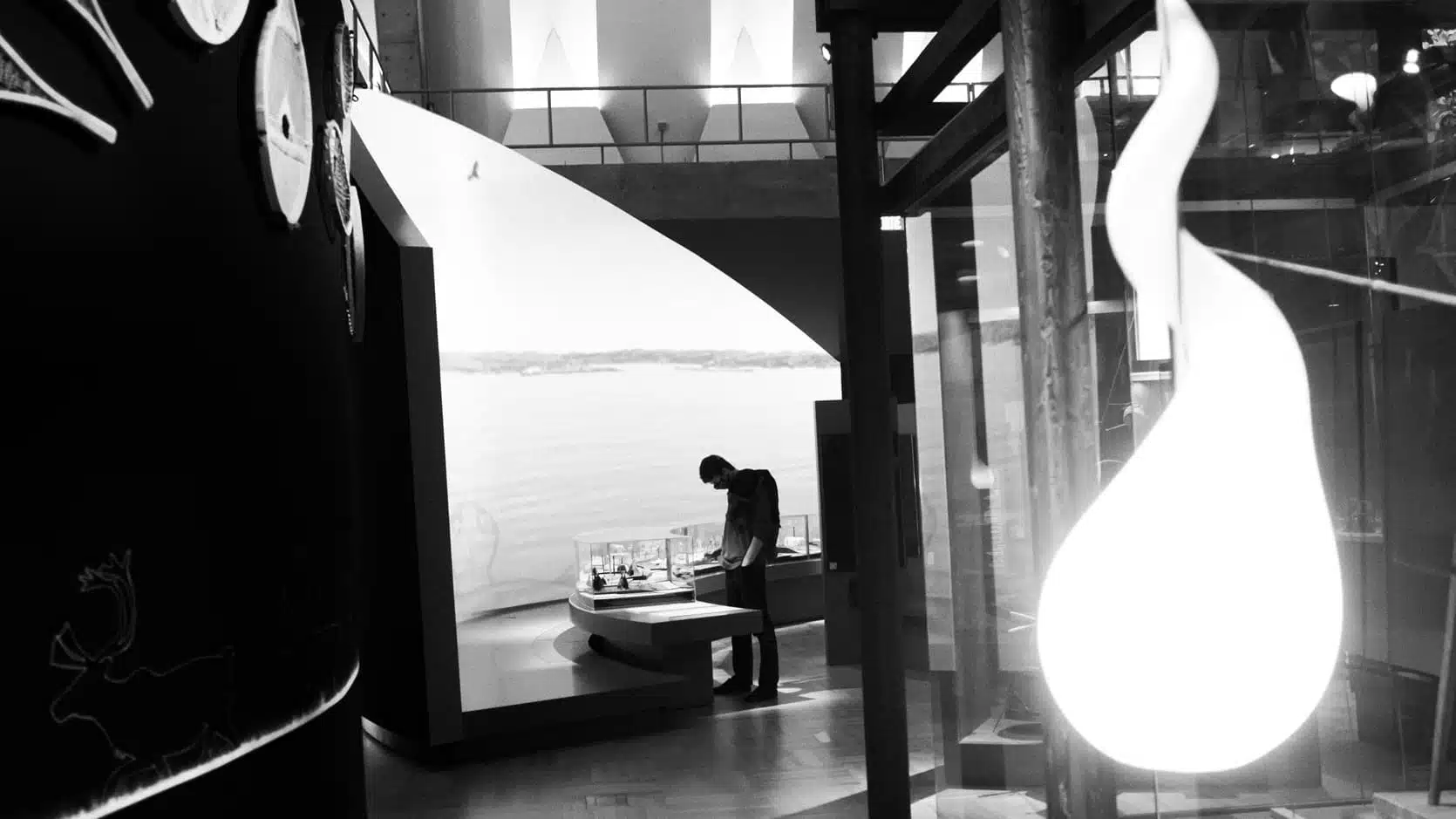 C'est notre histoire, visiteur observant des objets en vitrine