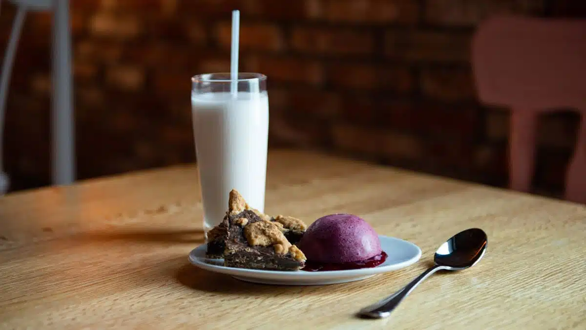 Dessert et verre de lait servis à l'Espace Saveurs