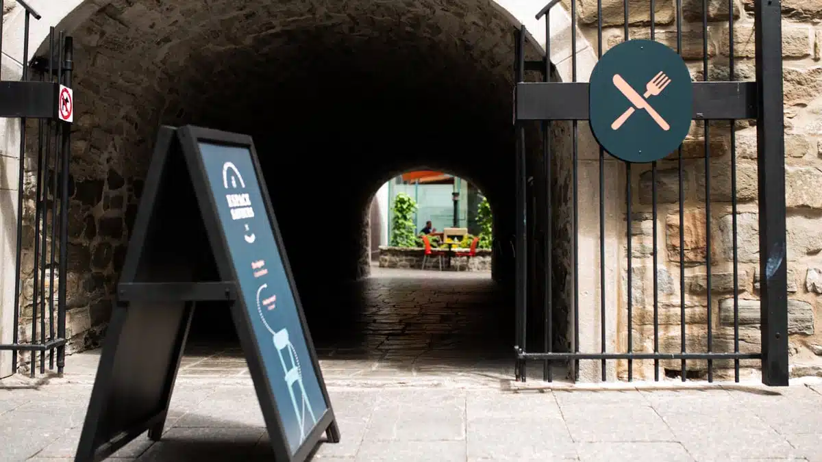 Affiche de l'Espace Saveurs devant la porte cochère qui donne sur la cour intérieure du Musée.