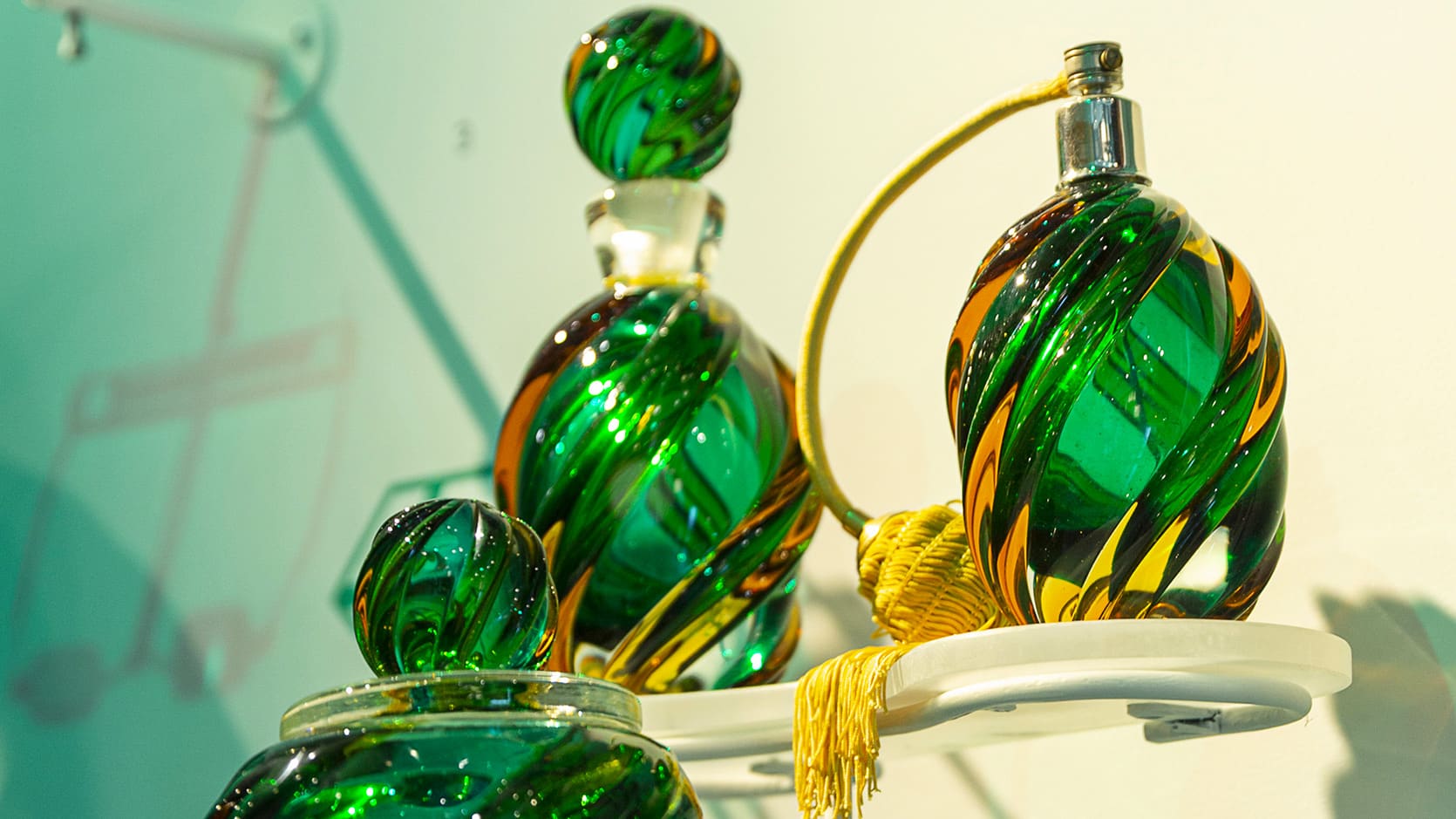 La vie en vert, bouteilles de parfum anciennes en verre vert