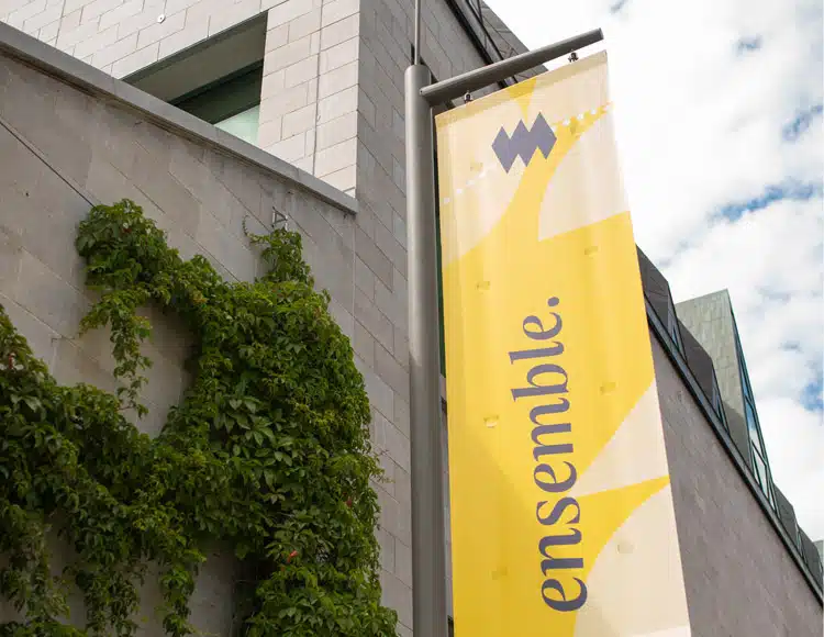 Oriflamme jaune avec le mot ensemble devant l'entrée du Musée