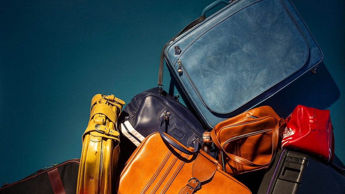 Amas de valises de tailles et couleurs différentes.
