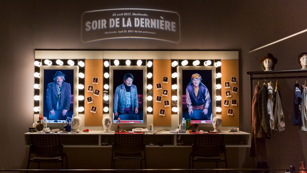 Projection des trois personnages de la pièce de théâtre Broue sur des miroirs de loge.
