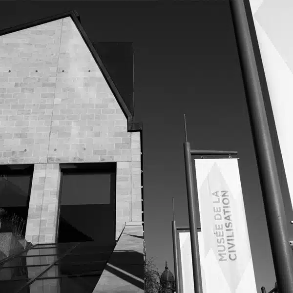 Vue extérieure en noir et blanc du Musée avec des oriflammes