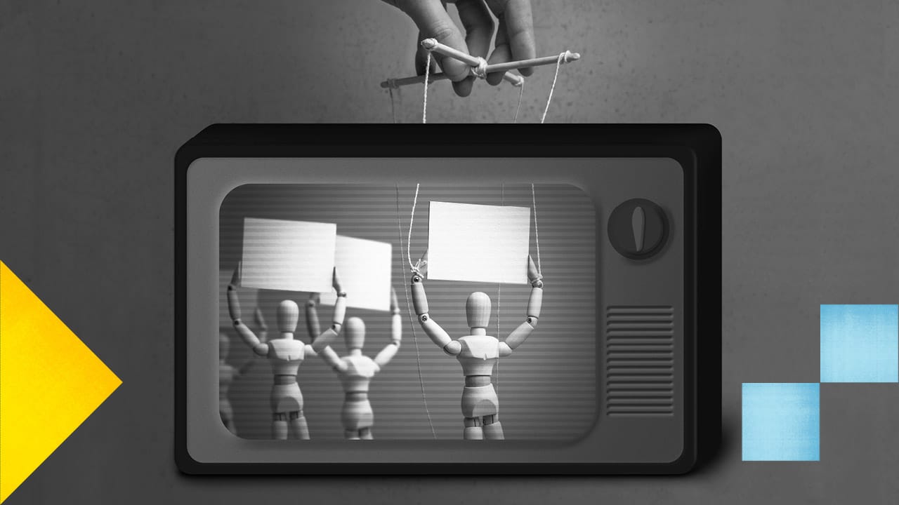 Photo en noir et blanc de marionnettes de bois dans un écran de télévision. Au-dessus, une main les manipule.