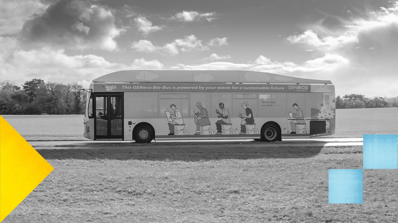 Photo en noir et blanc d'un autobus avec des dessins de personnes qui sont assis sur des toilettes pour indiquer que ce bus fonctionne au métane.