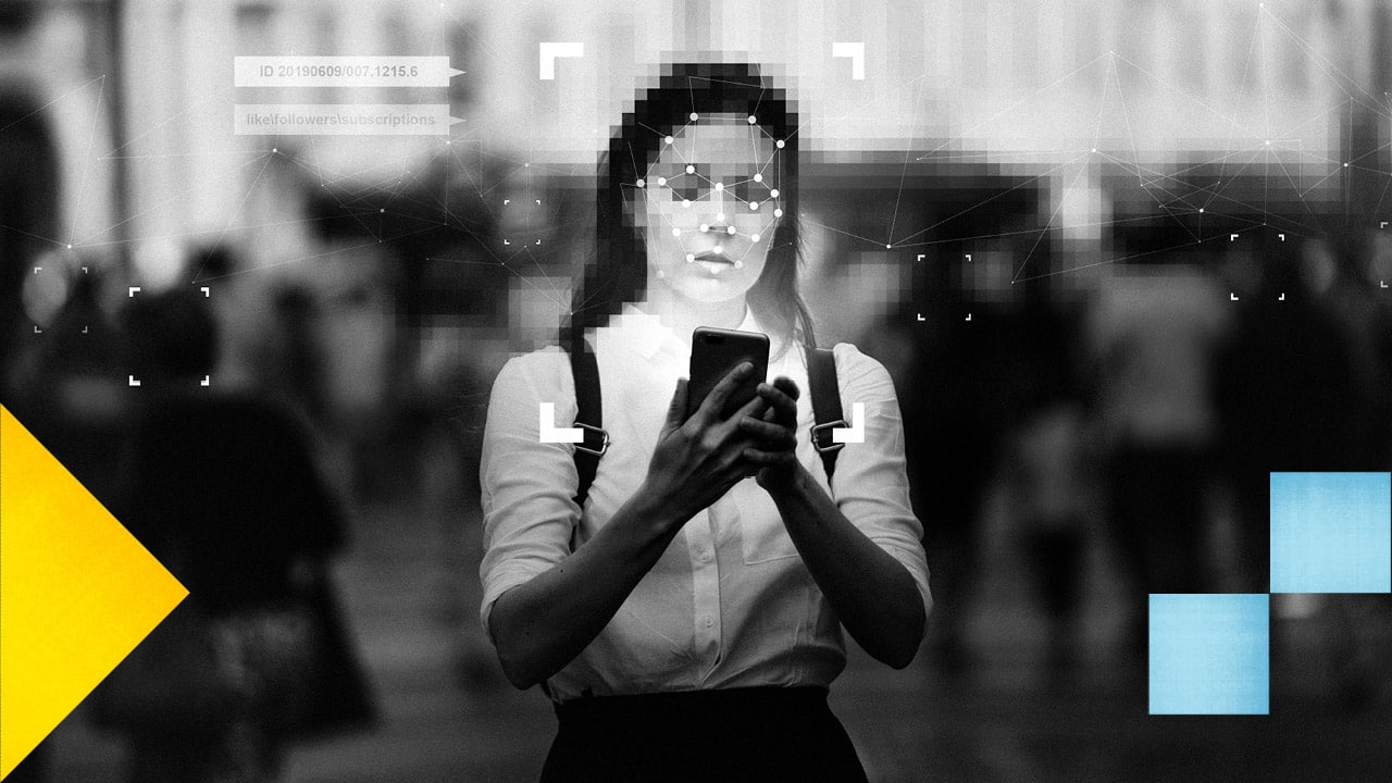 Image en noir et blanc d'une jeune femme pixelisée qui regarde sont téléphone intelligent.
