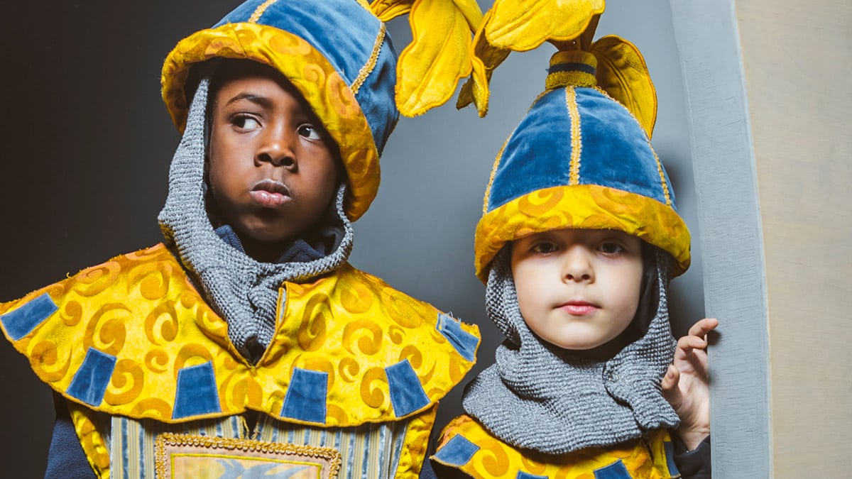 Deux petits garçon costumés en chevaliers.