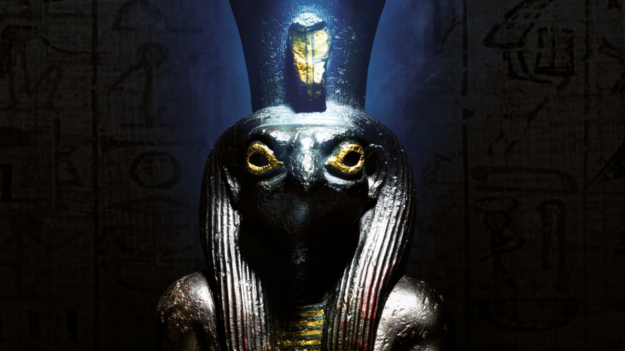 Statue égyptienne représentant une divinité.