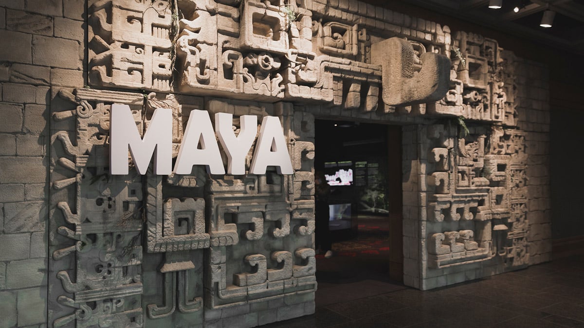 Entrée de la salle de l'exposition Maya représentant un temple.