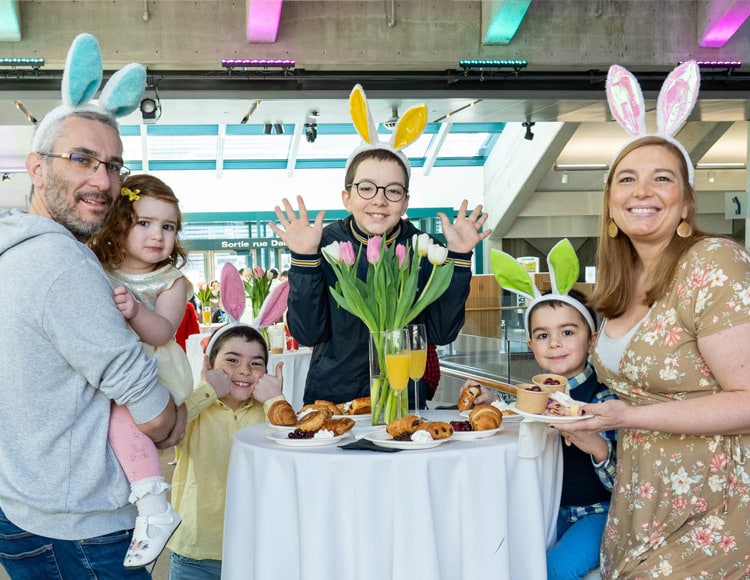 Famille souriant et portant des oreilles de lapin lors du Brunch de Pâques