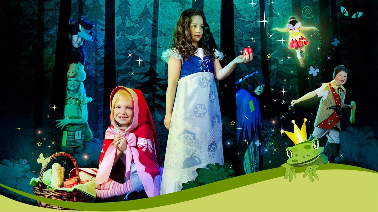 Affiche de l'exposition présentant plusieurs enfants portant des costumes de contes dans un décor de forêt.