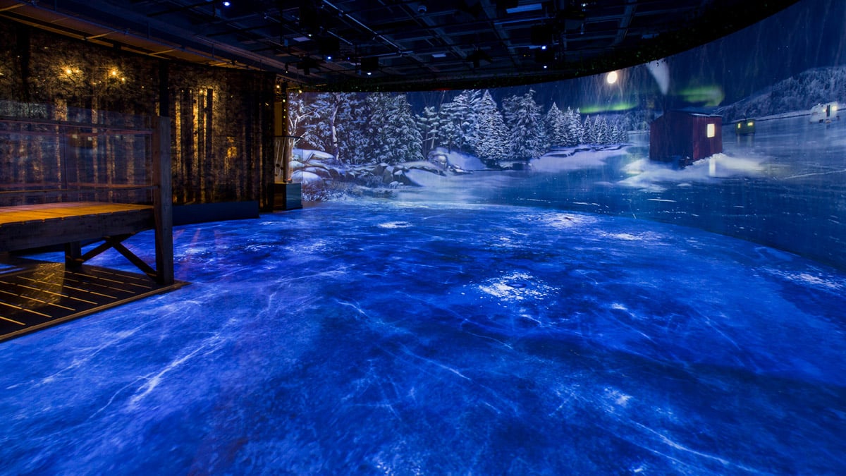 Lac virtuel en mode présentant la pêche sur glace. C'est la nuit et on y voit des aurore boréales.
