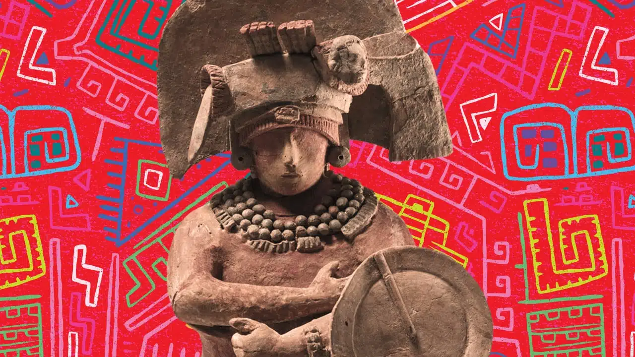 Signature visuelle de l'exposition MAYA représentée par une sculpture devant des hiéroglyphes sur fond rose.