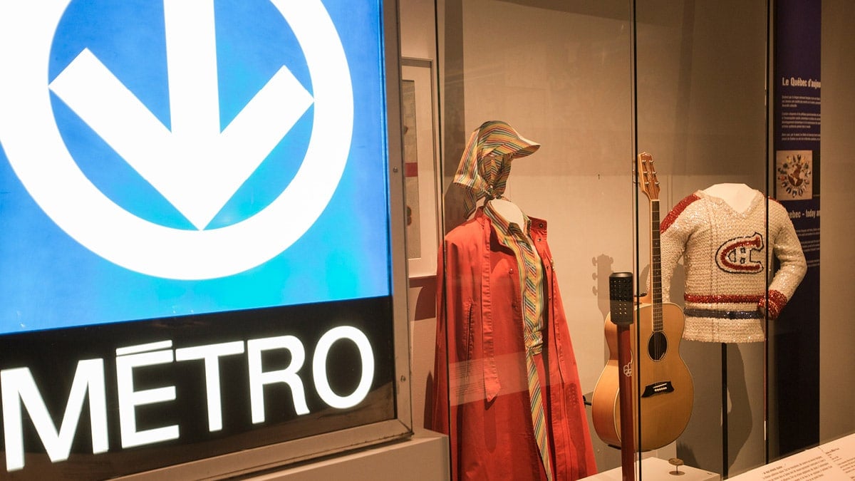 Affiche du métro de Montréal, costume d'hôtesse d'Expo 67, guitare et chandail ayant appartenue à Robert Charlebois.