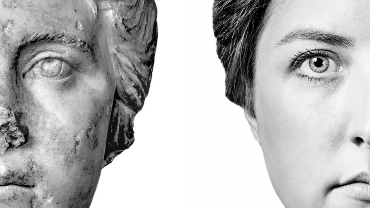 Signature visuelle de l'exposition : demi-visage d'une statue romaine et jeune femme lui ressemblant beaucoup côte à côté. 