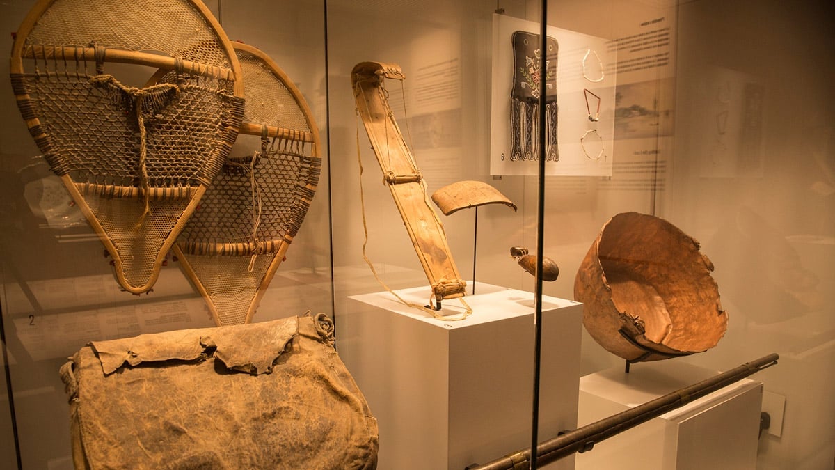 Raquettes, tobogans et autres objets du quotidien fabriqués par les autochtones il y a plusieurs années.