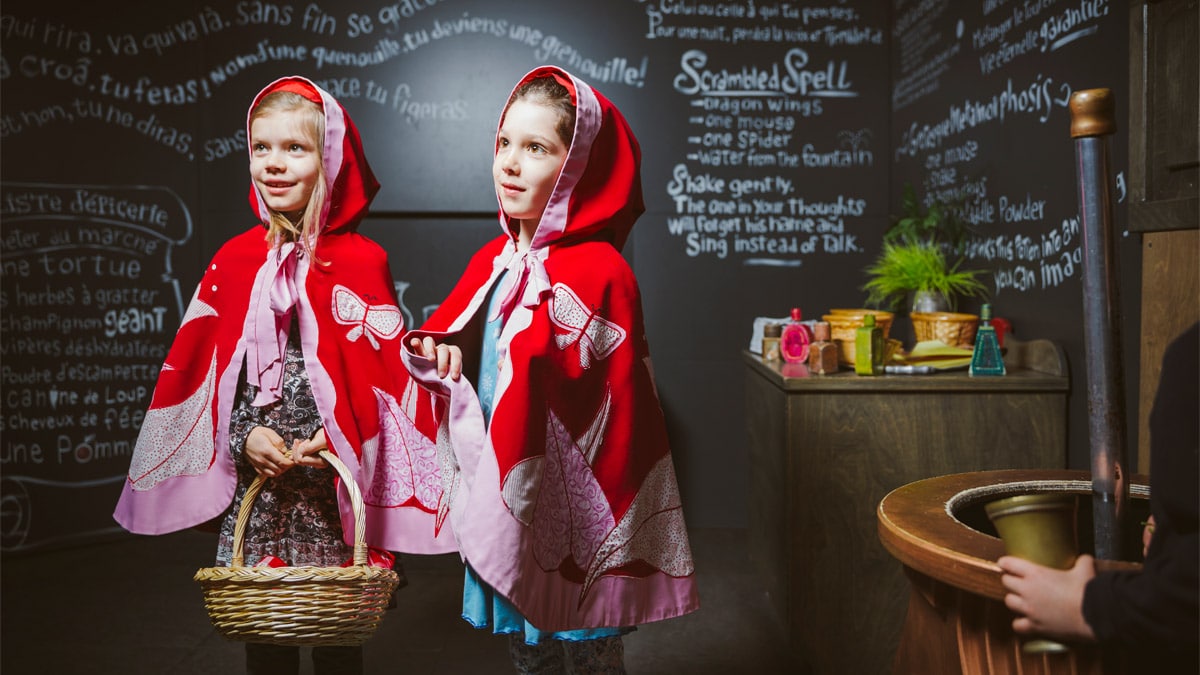 Deux petites filles costumées en petit chaperon rouge.