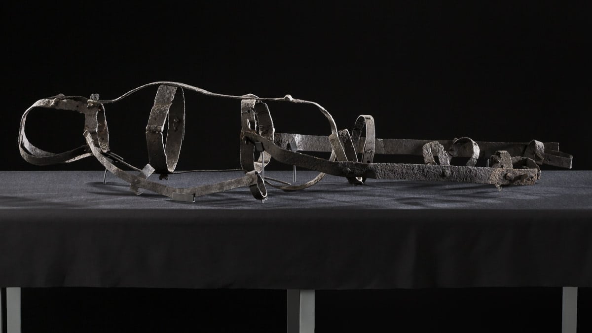 Le gibet de fer de la Corriveau exposé sur un tissus noir.