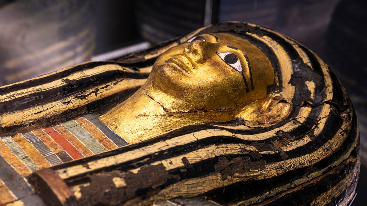 Sarcophage égyptien peint à la feuille d'or et en noir.