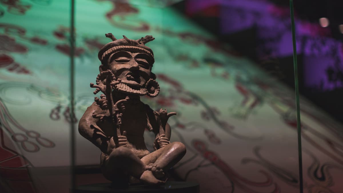 Sculpture maya représentant un homme assis.