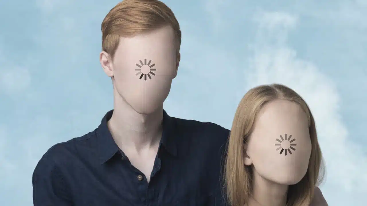 Signature visuelle de l'exposition La tête dans le nuage. Deux jeunes personnes avec une roue de téléchargement à la place du visage.