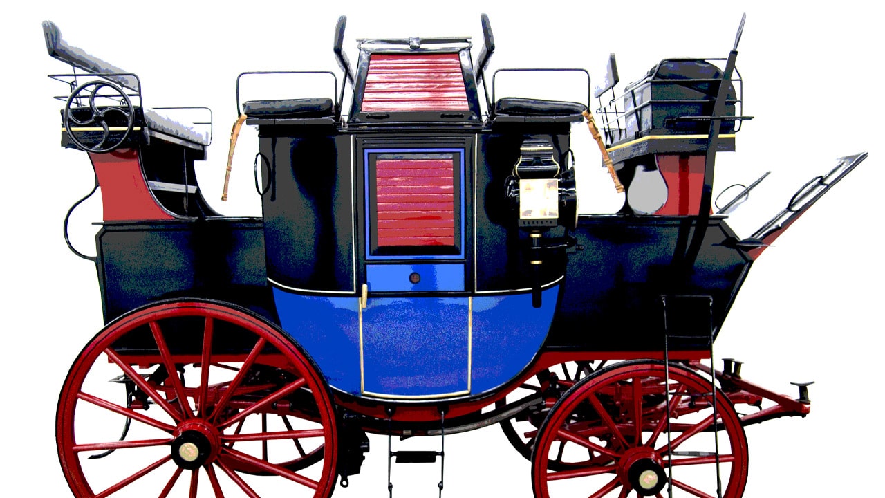 Hippomobile bleue avec des roues rouges avec une espace pour le cocher à l'arrière et les bagages à l'avant.