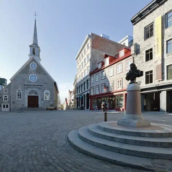 La place Royale et l'Église Notre-Dame-des-Victoires en été