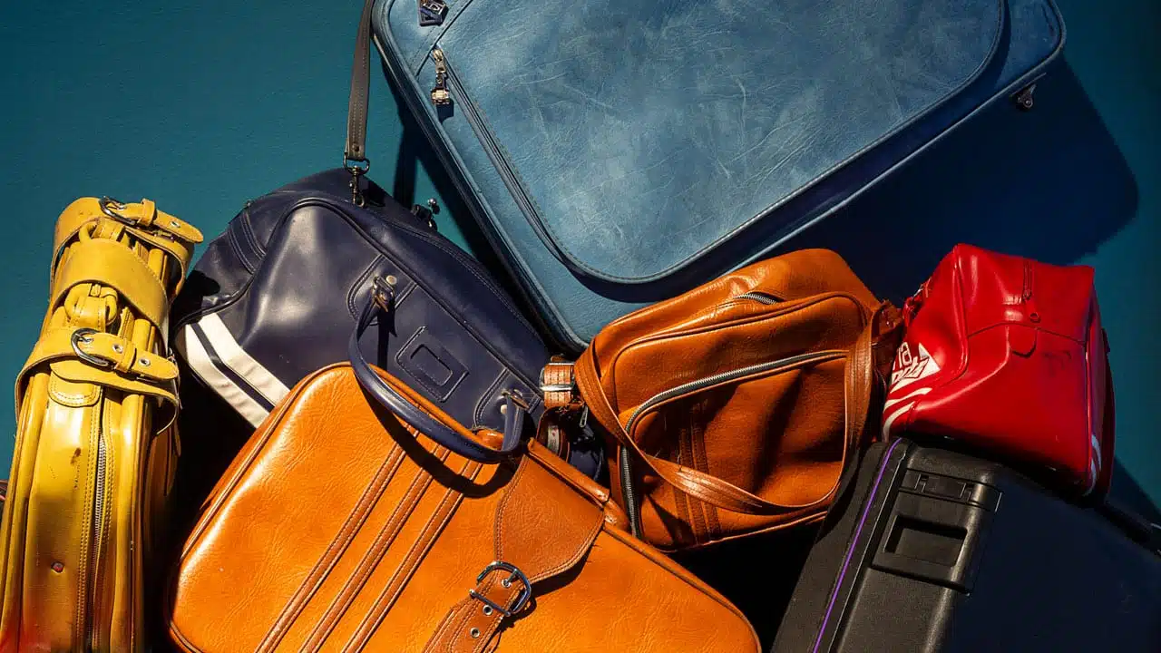 Amas de valises de couleurs et tailles différentes.