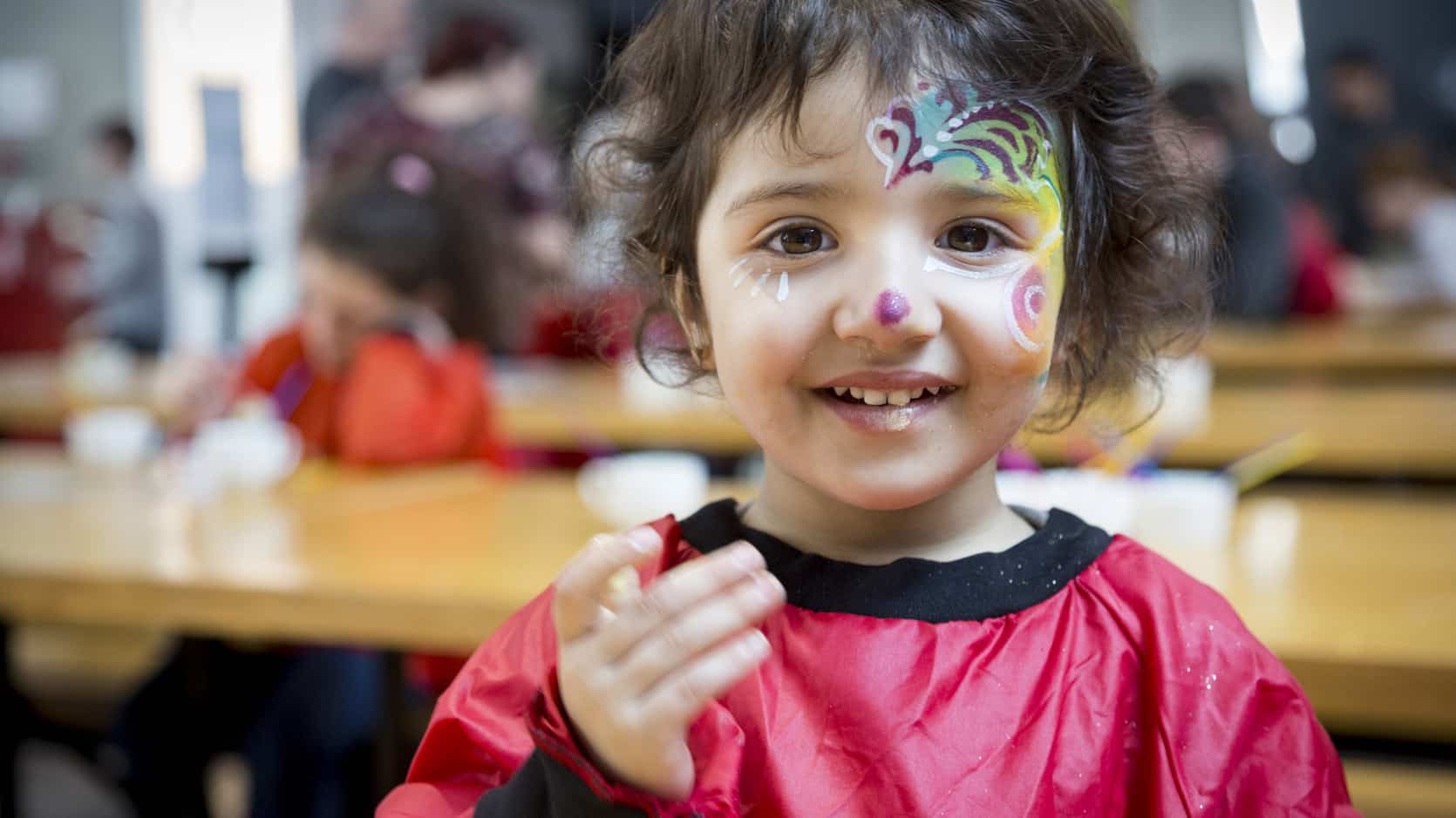 Enfant qui porte un maquillage lors du week-end de Pâques de la Fondation du Musée