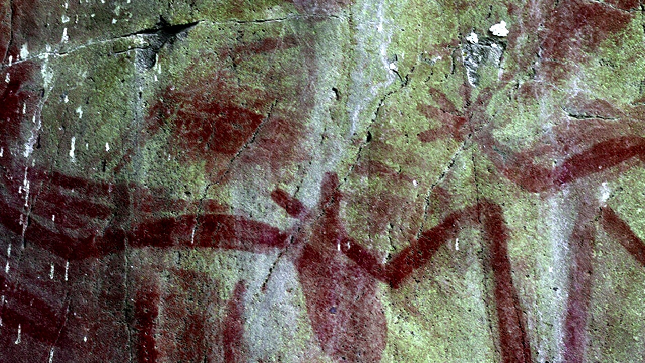 Dessins d'art rupestre sur la pierre d'une caverne