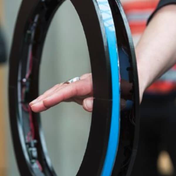 Main dans un appareil de forme circulaire du MLab Creaform