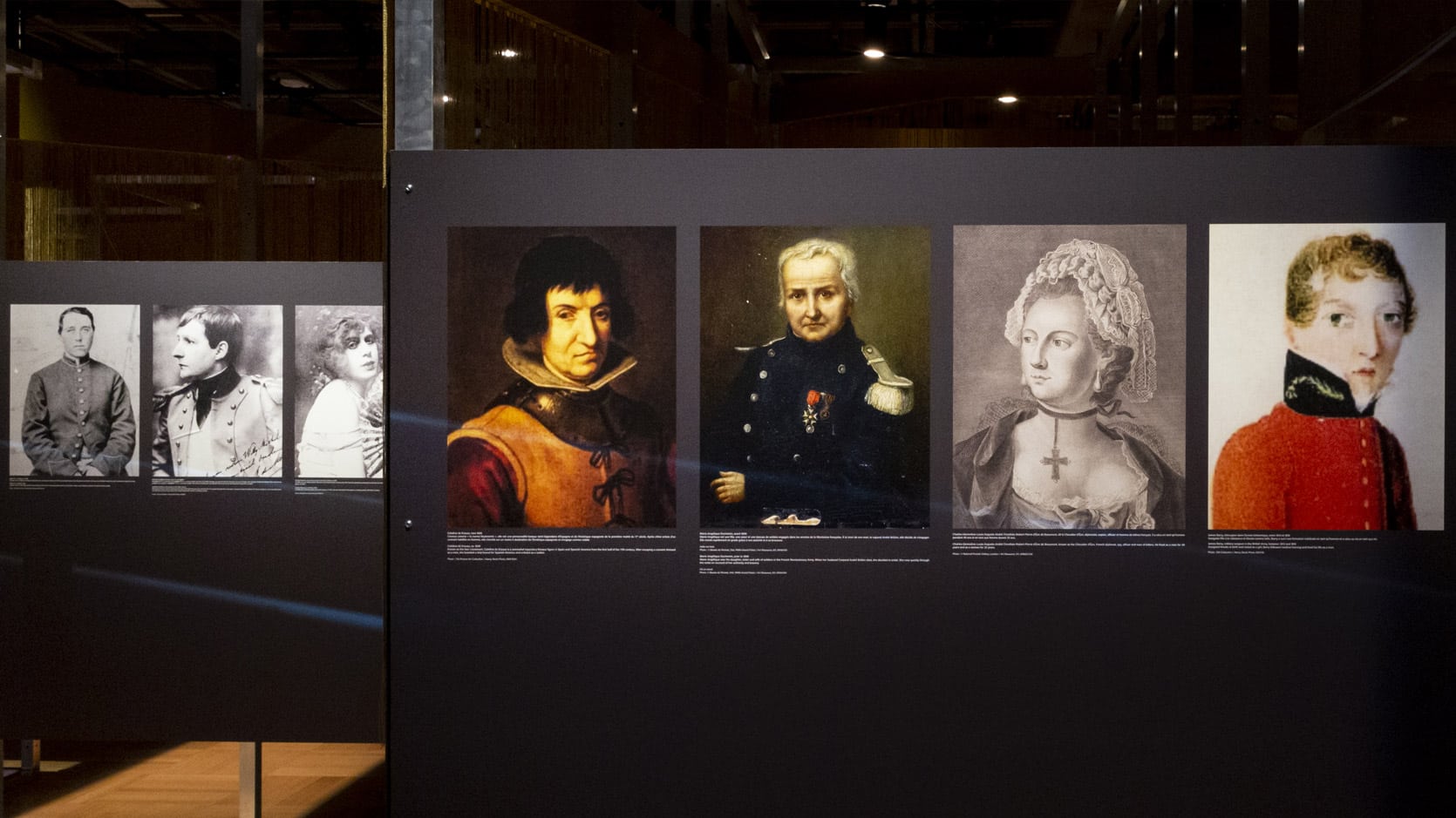 Toiles et portraits en noir et blanc de personnages historiques dont l'identité ou l'expression de genre a été camouflée.
