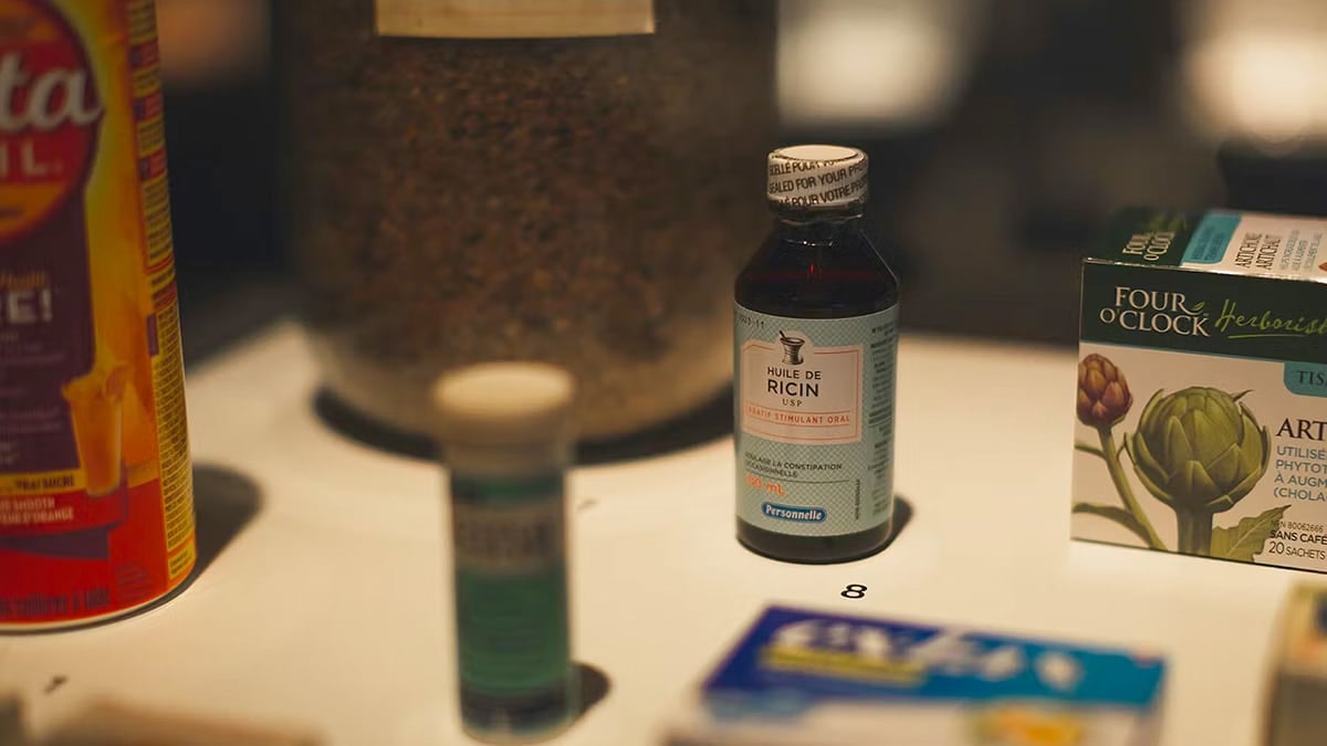 Tisane, fibres solubles, huile de ricin, feuille de framboisiers et autres produits naturels et médicaments pour solidifier et liquéfier les selles.