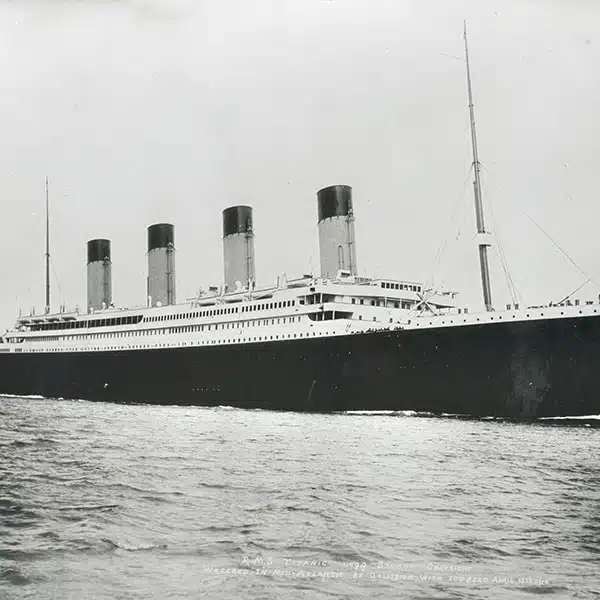 Photo d'archives en noir et blanc du Titanic en mer