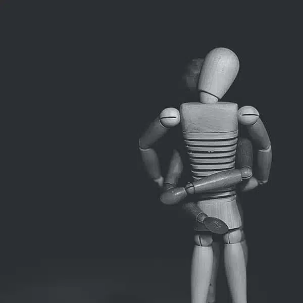 Photo en noir et blanc de deux robots enlassés.