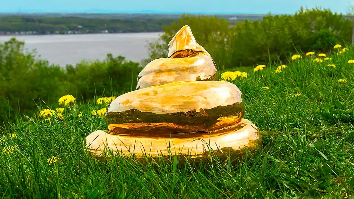 Sculpture de caca doré déposé sur l'herbe des plaines d'Abraham à Québec.
