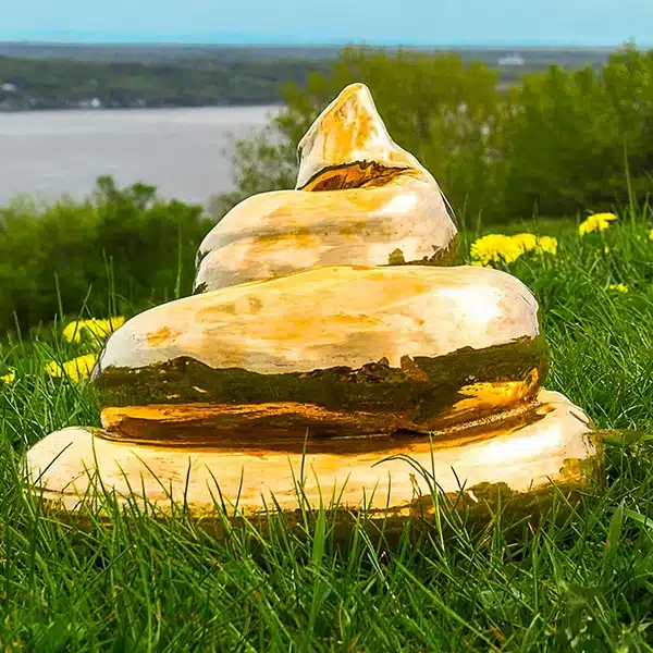 Sculpture de caca doré déposé sur l'herbe des plaines d'Abraham à Québec.