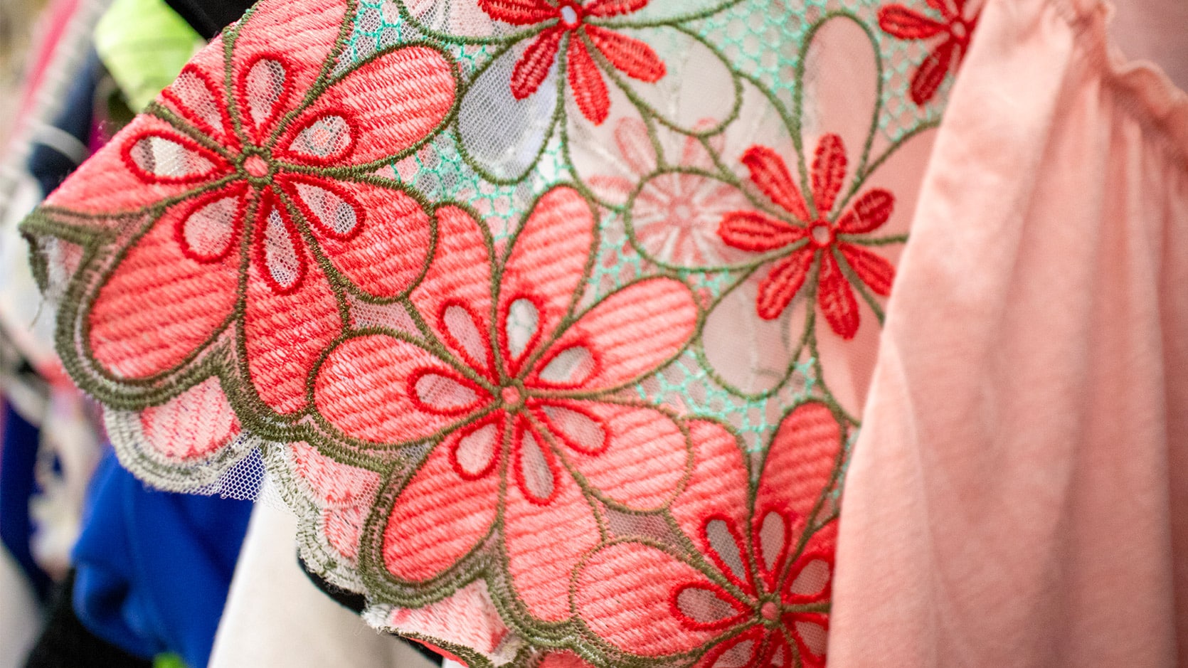 Robe à broderies au motif de fleurs roses et vertes