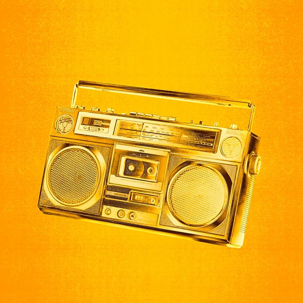 Radio cassette de couleur doré sur un fond jaune