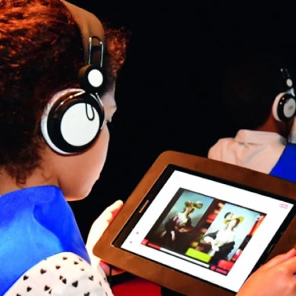 Dessin d'enfants coiffés d'écouteurs qui regardent des objets sur un support numérique