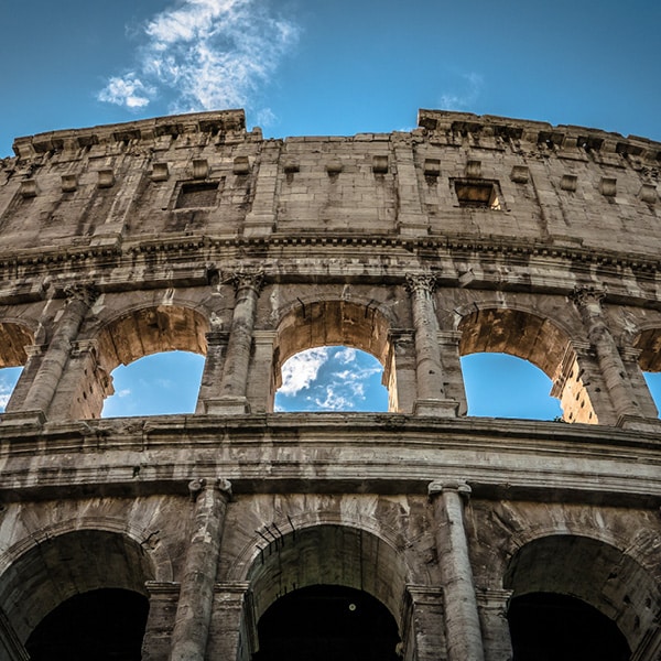 Vue en contre-plongée du Colisée de Rome