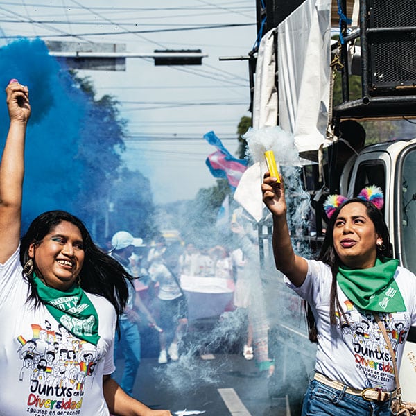 Deux femmes dans la rue qui manifestent pacifiquement pour la liberté de genre