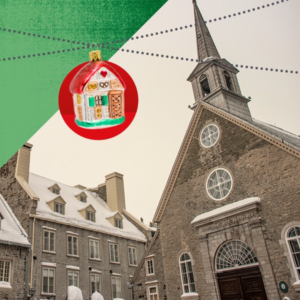 Photo de Place-Royale ave vue sur l'église avec une boule de Noel dans le coin en haut à gauche en forme de maison en pain d'épice rouge, verte et blanche
