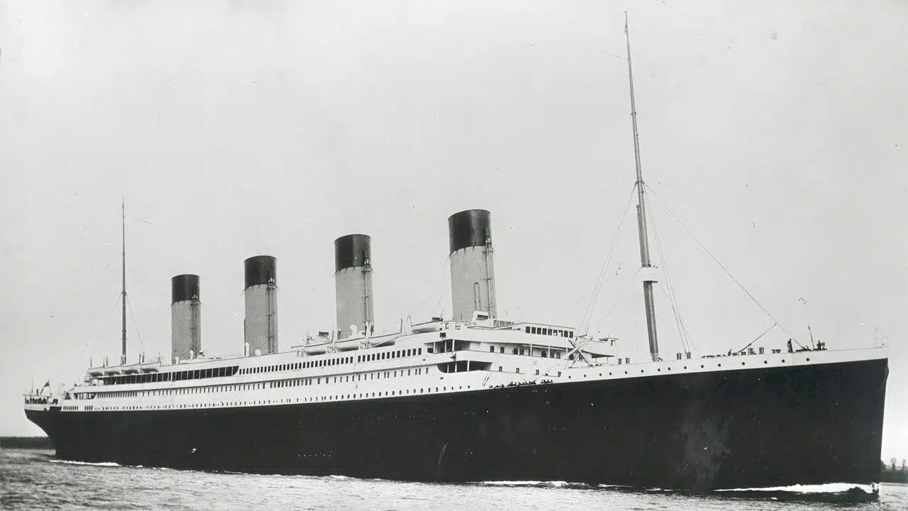 Photo en noir et blanc du bateau Titanic en mer.