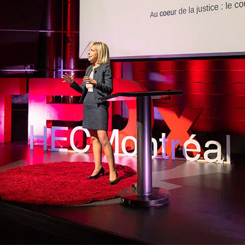 Maître Julie Latour, une des collaboratrices de la vitrine-exposition du 175e anniversaire du Barreau du Québec, lors de sa conférence TEDx