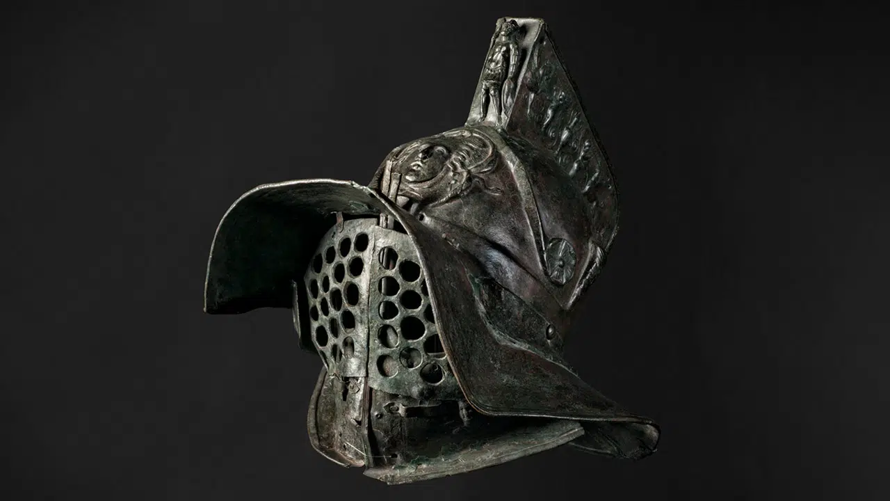 Casque de gladiateur avec masque en fer sur fond noir