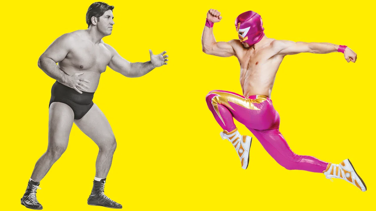 Deux lutteurs en mouvement sont face à face. Celui de gauche est en noir et blanc, celui de droite porte un masque et un pantalon fushia et doré.